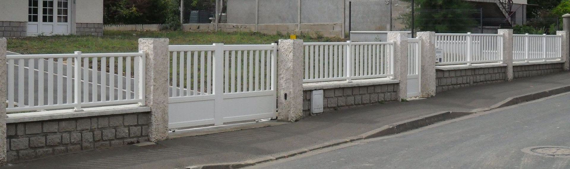 Clôture et portillon blancs