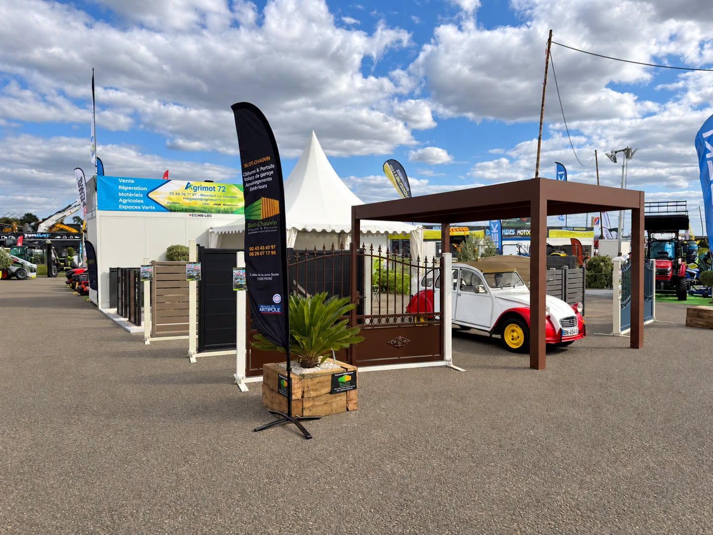 Abri et modèles de portails présentés sur le stand Blot Chauvin
