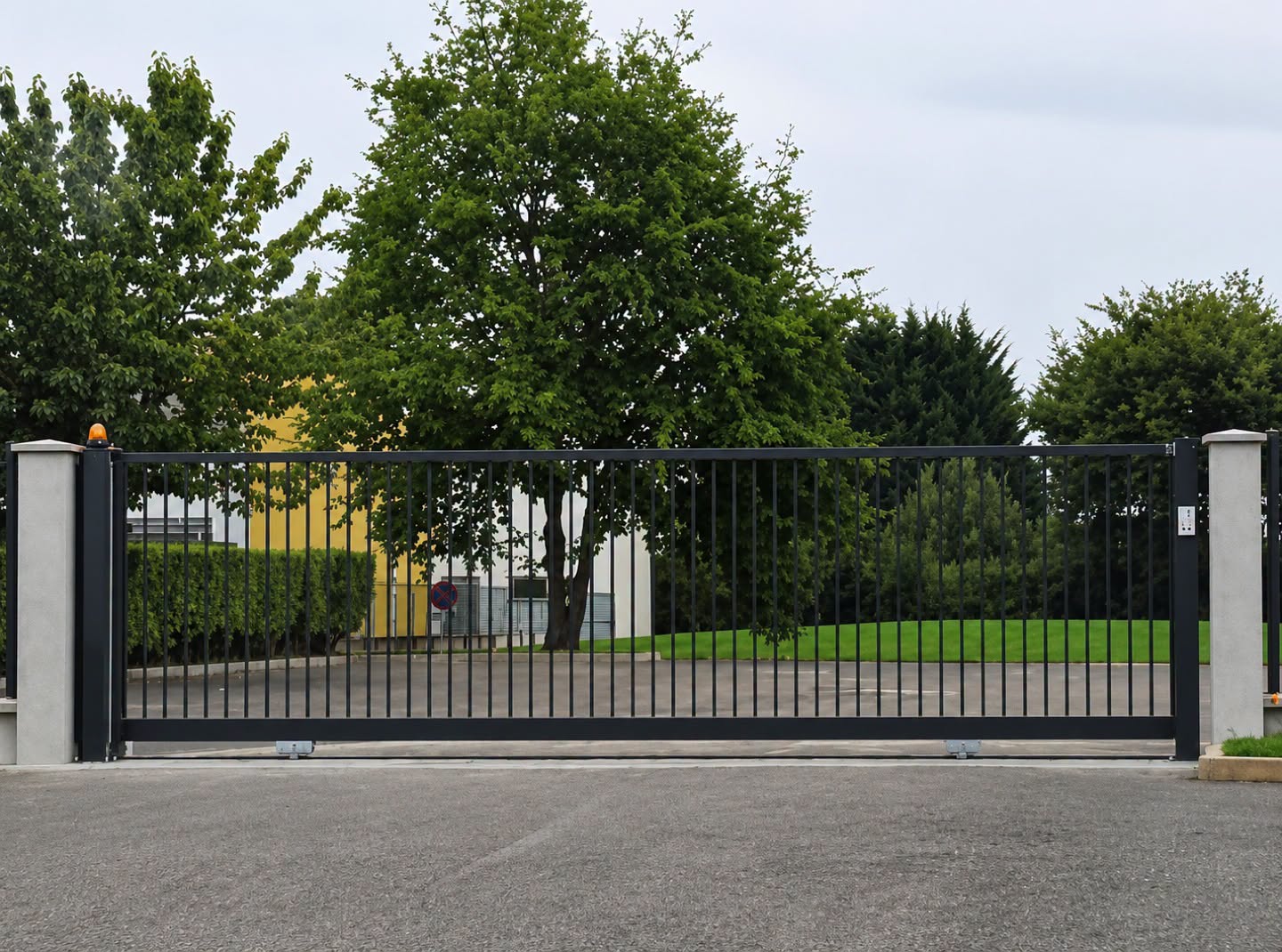 Un portail qui laisse voir le jardin