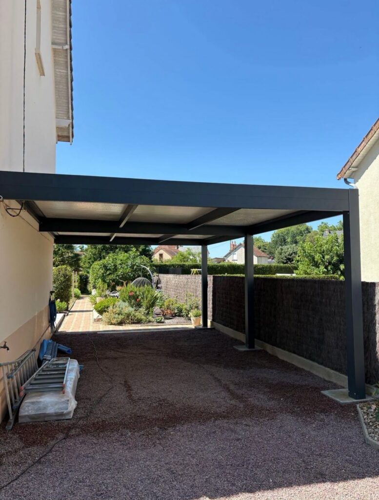 Un abri dans le prolongement de la maison