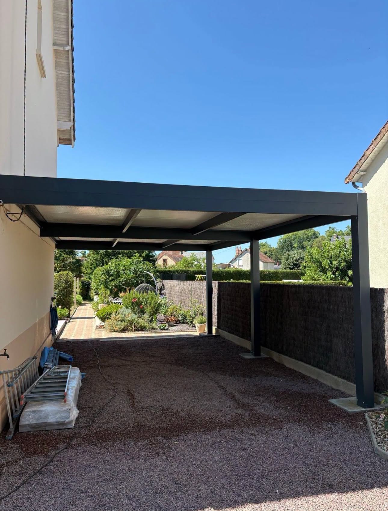 Un abri dans le prolongement de la maison