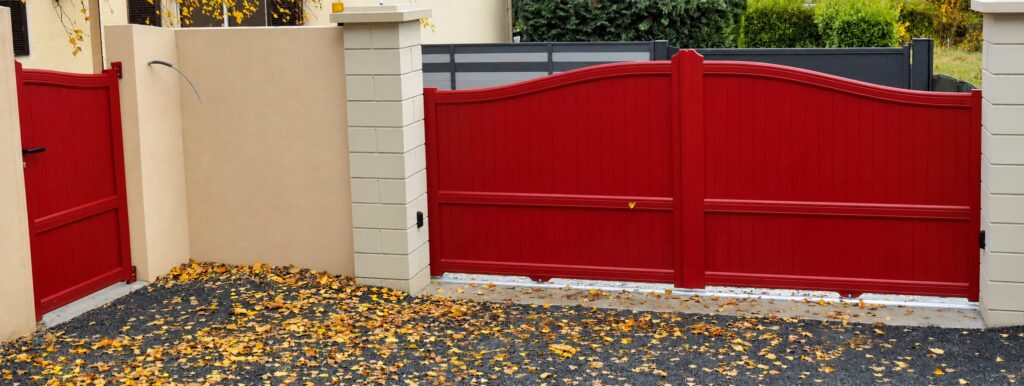 Un portail rouge qui affirme son caractère
