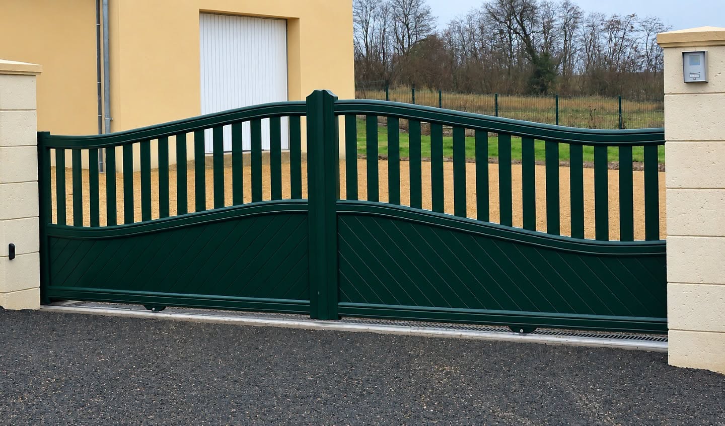 Une ligne galbée, une entrée ajourée