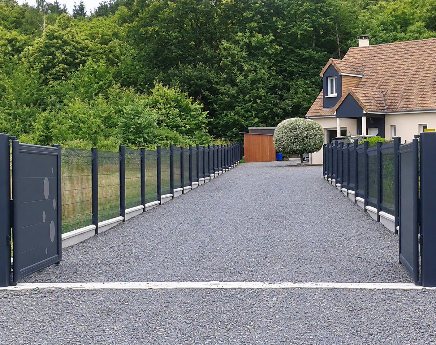 Une allée encadrée jusqu’à la maison