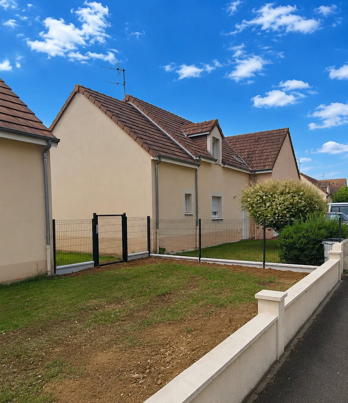 Un jardin délimité autour de la maison