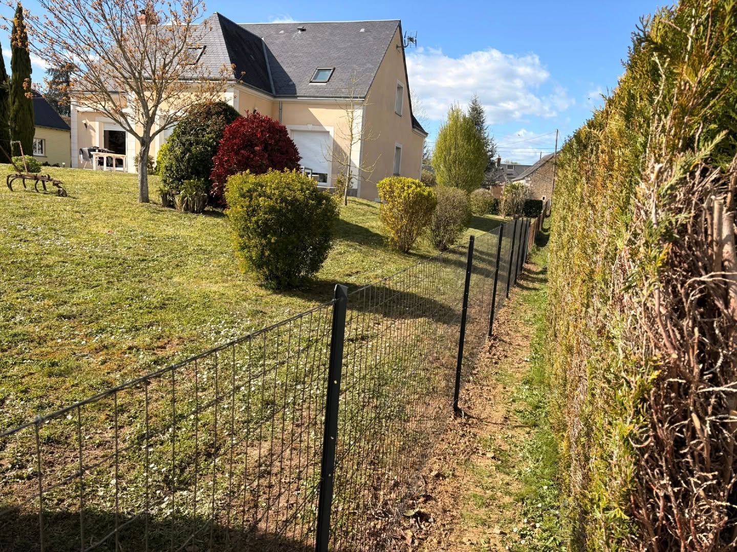 Une clôture légère dans un cadre végétal