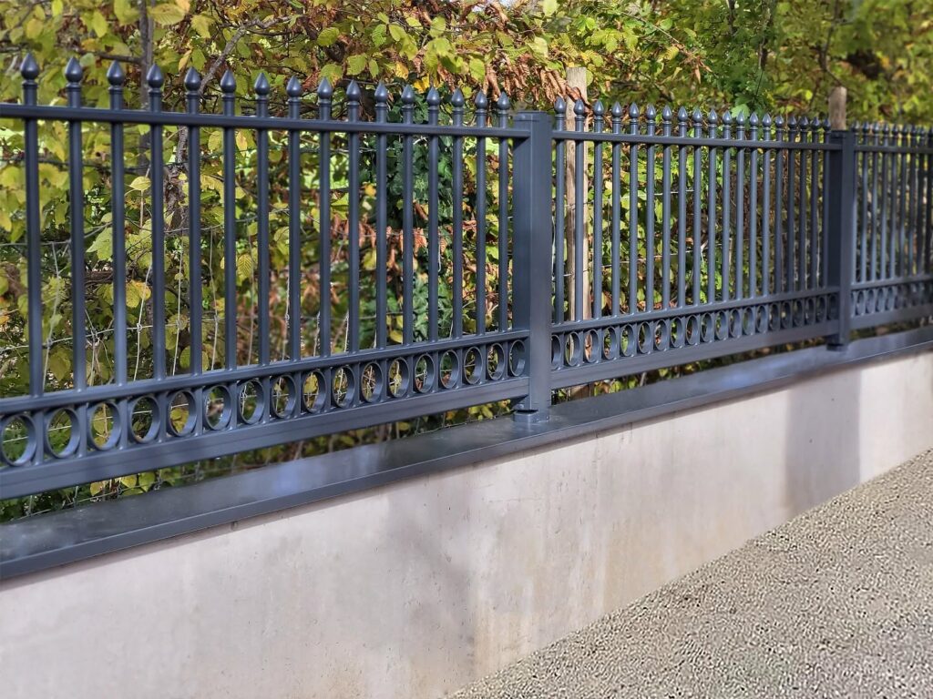 Une clôture aux détails décoratifs