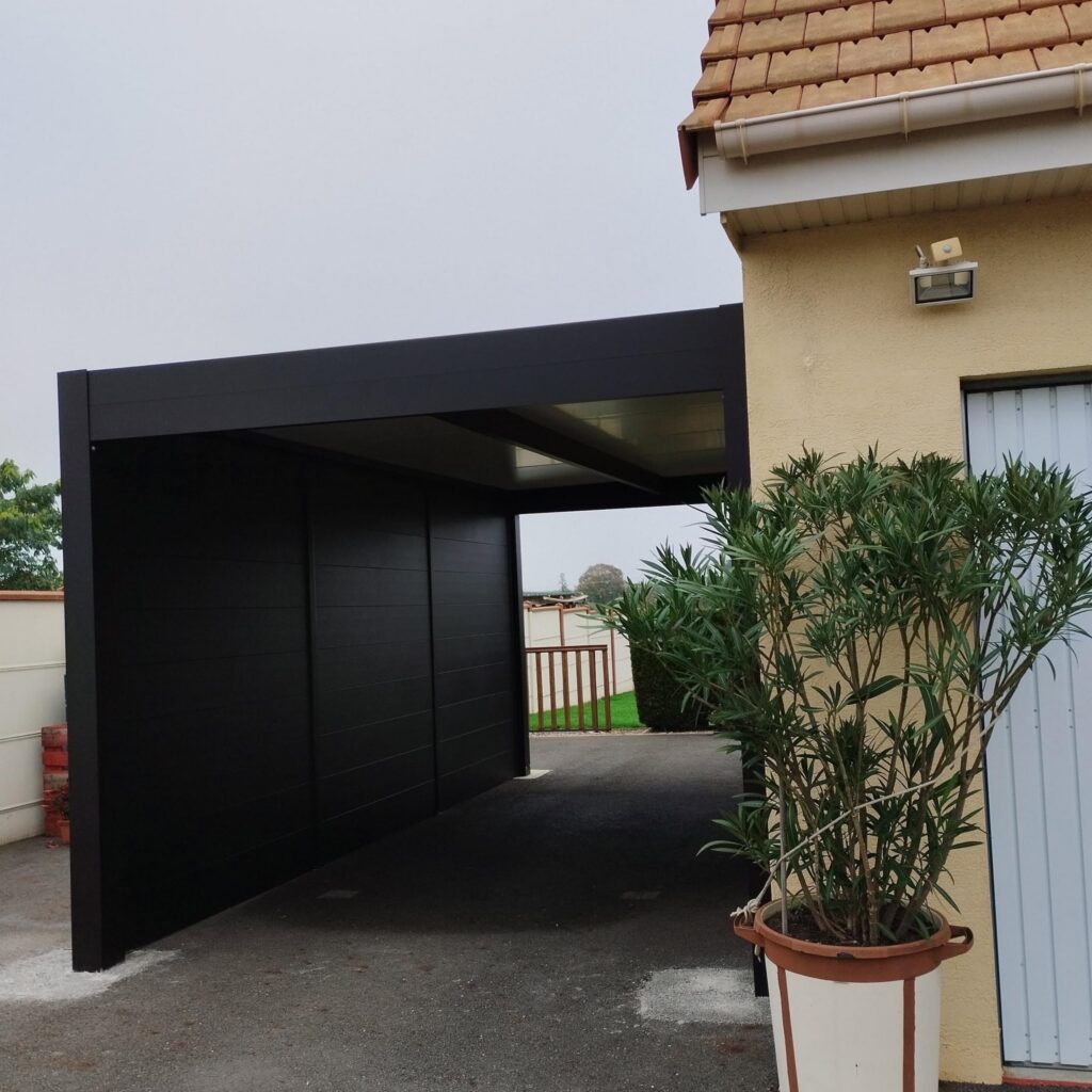 Un passage abrité le long de la maison
