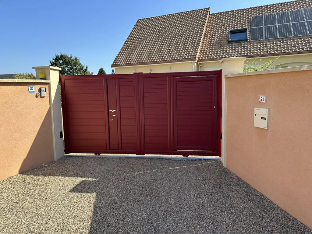 Une teinte bordeaux pour souligner l’entrée