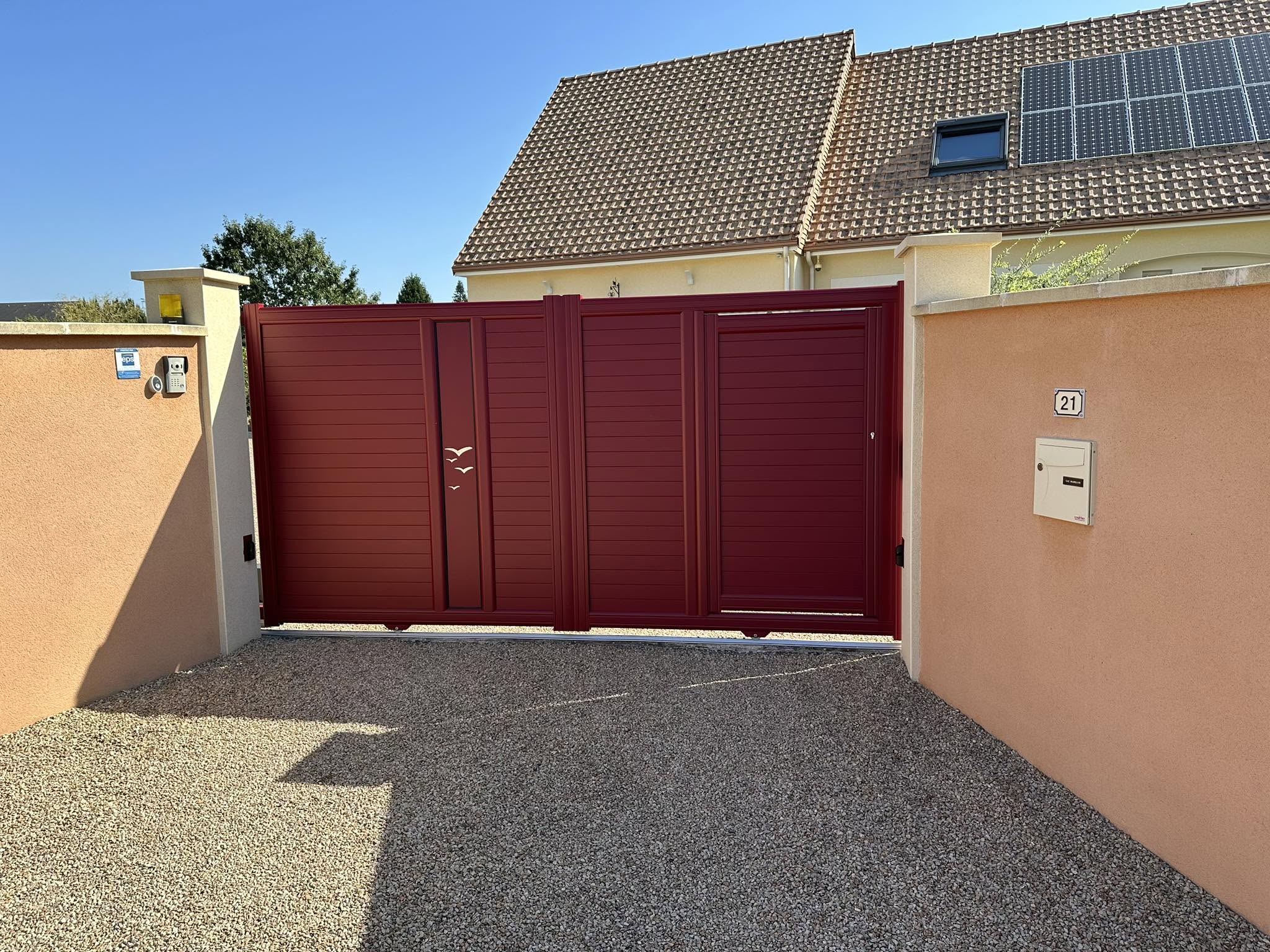 Une teinte bordeaux pour souligner l’entrée